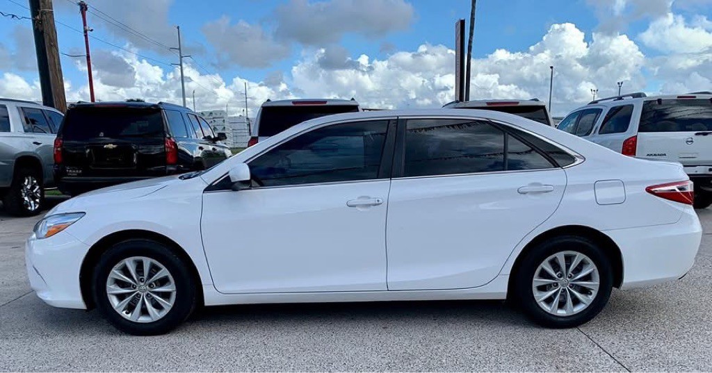 2017 Toyota Camry Image 2