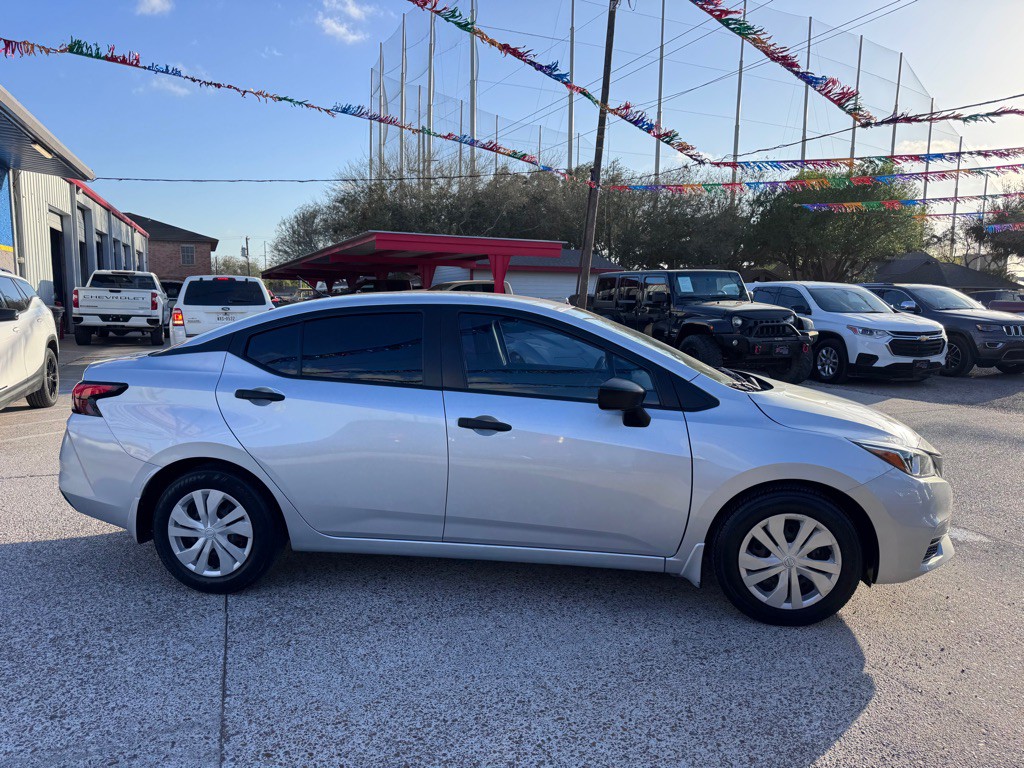 2021 Nissan Versa Image 3