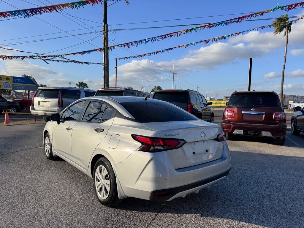 2021 Nissan Versa Image 4