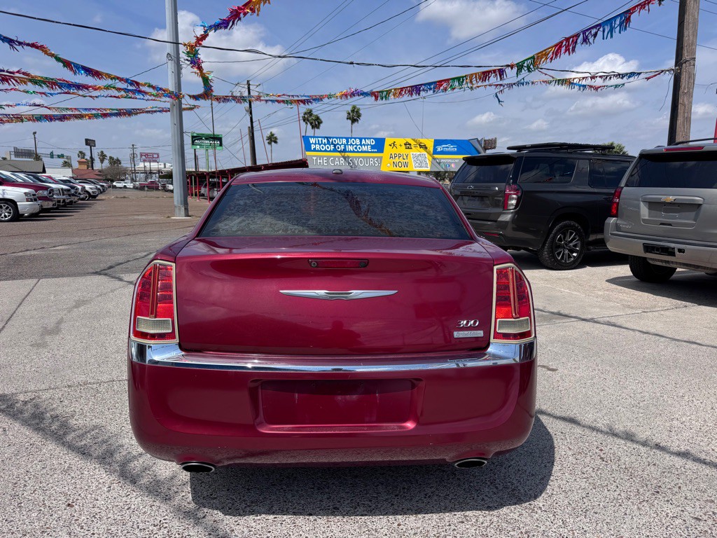 2012 Chrysler 300 Image 8