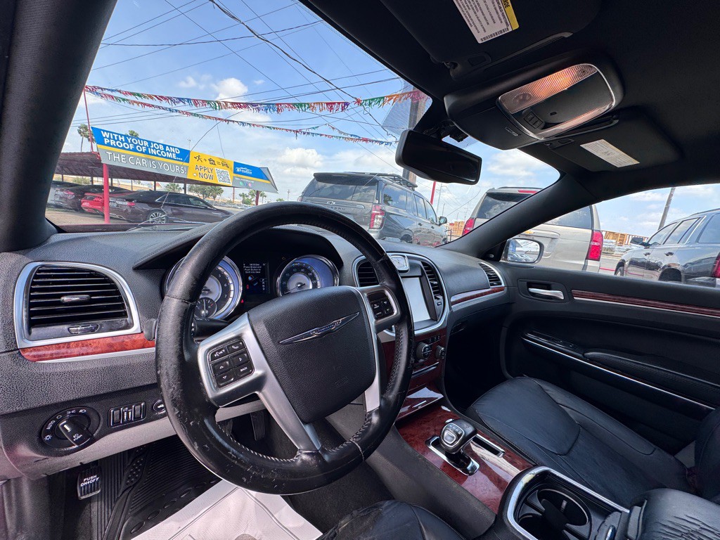 2012 Chrysler 300 Image 9