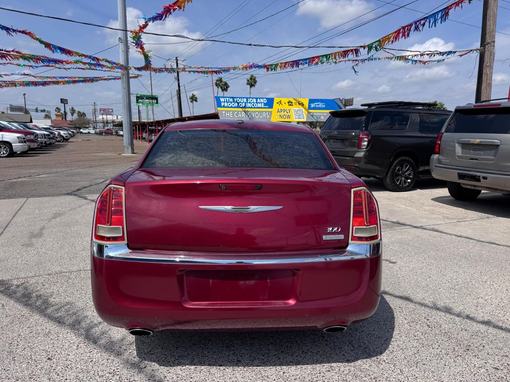 2012 Chrysler 300 Image 19