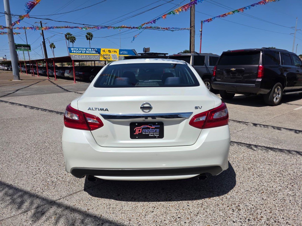2017 Nissan Altima Image 8