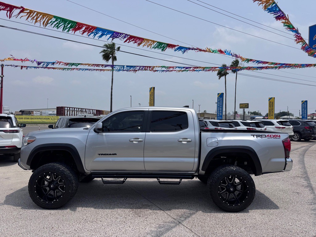2018 Toyota Tacoma Image 2