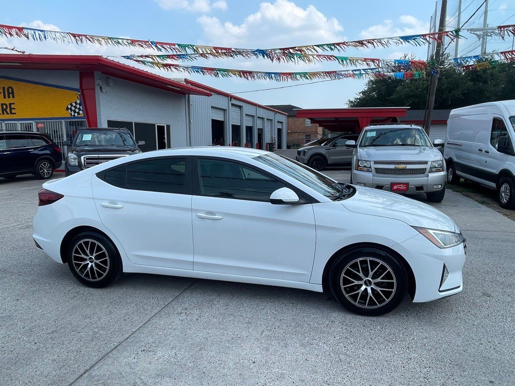 2019 Hyundai Elantra Image 2