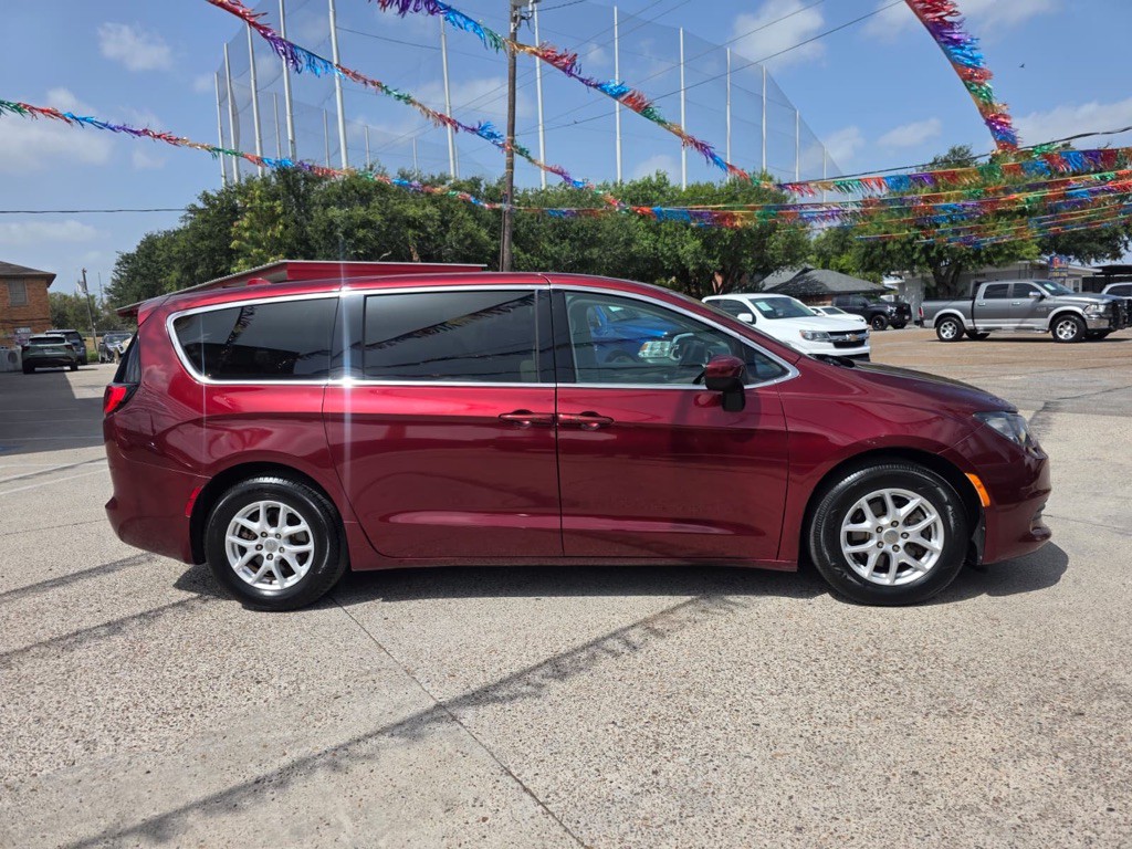 2017 Chrysler Pacifica Image 2