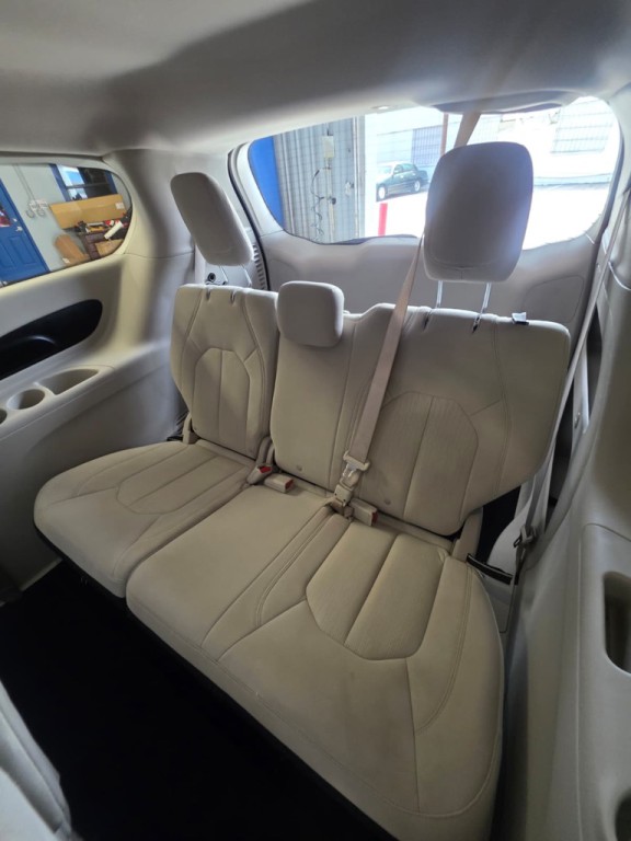 2017 Chrysler Pacifica Image 11