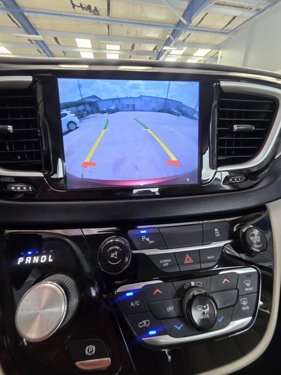 2017 Chrysler Pacifica Image 12