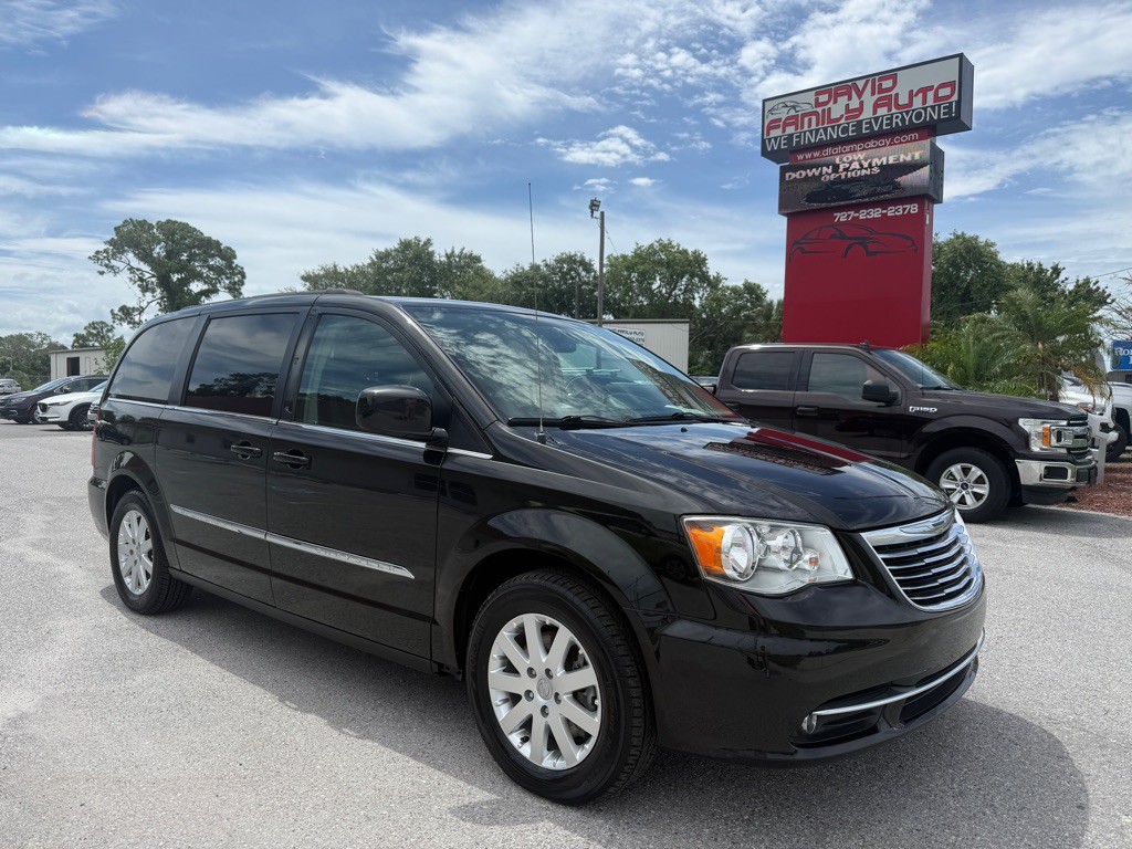 2016 Chrysler Town & Country Image 1