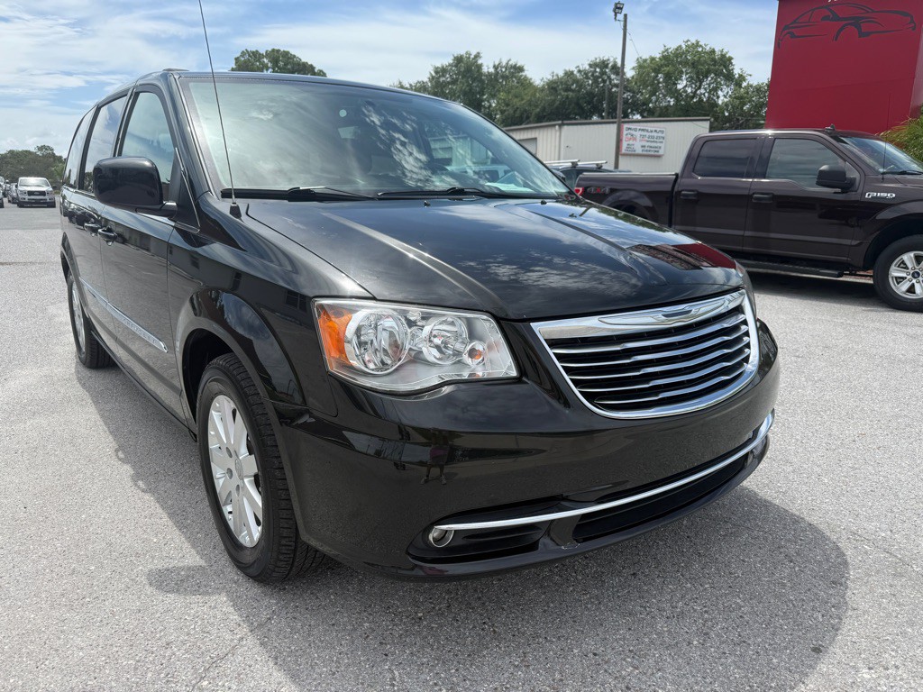 2016 Chrysler Town & Country Image 2