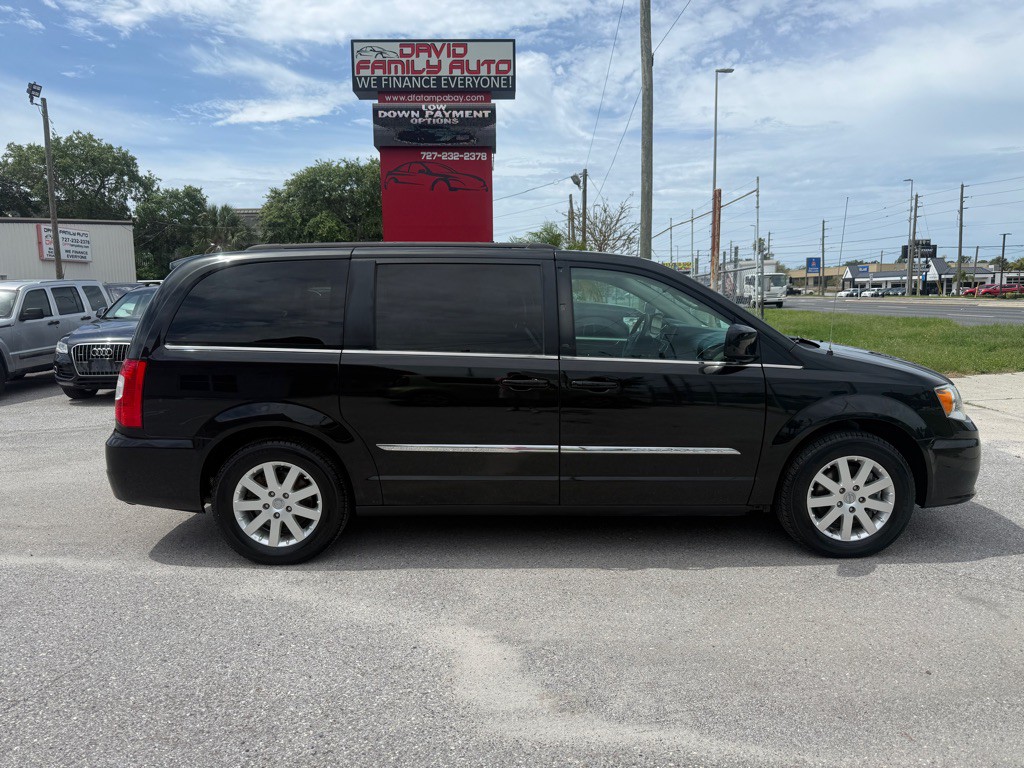 2016 Chrysler Town & Country Image 3