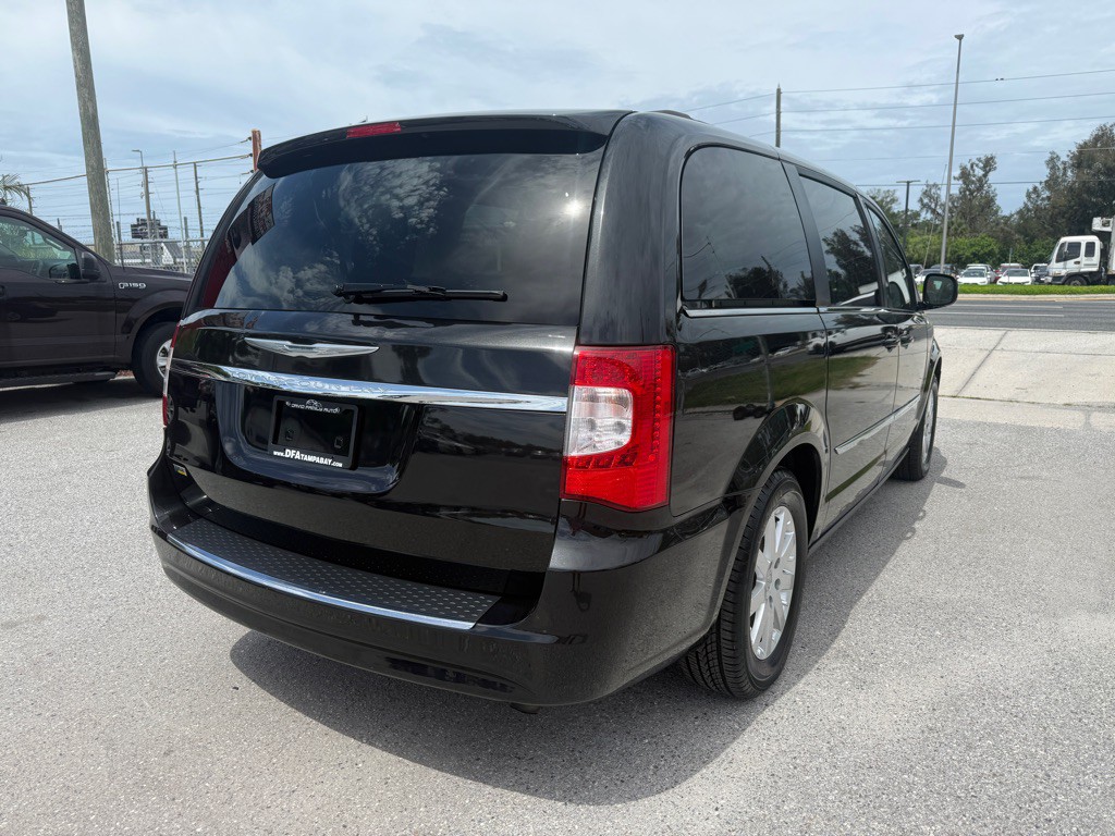 2016 Chrysler Town & Country Image 4