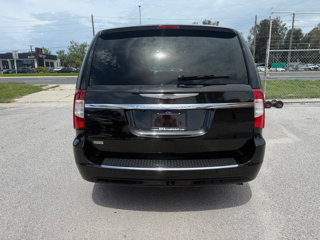 2016 Chrysler Town & Country Image 5