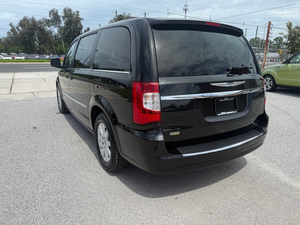 2016 Chrysler Town & Country Image 6