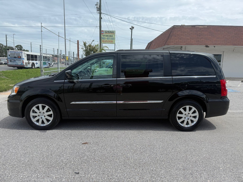 2016 Chrysler Town & Country Image 7