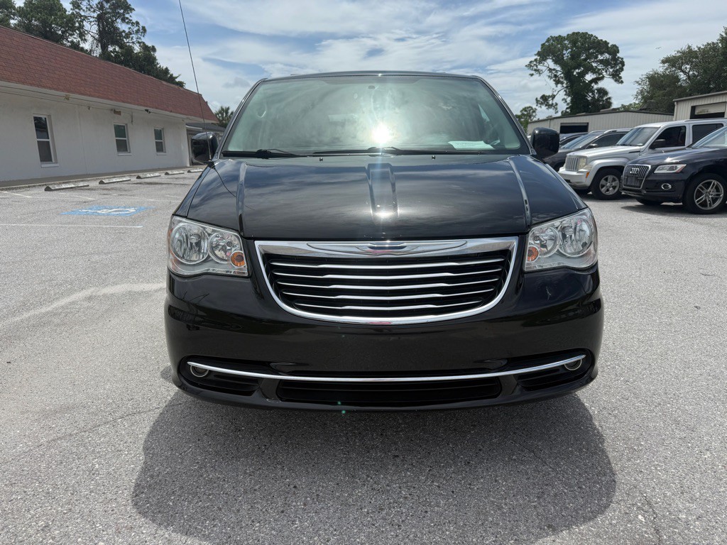 2016 Chrysler Town & Country Image 9