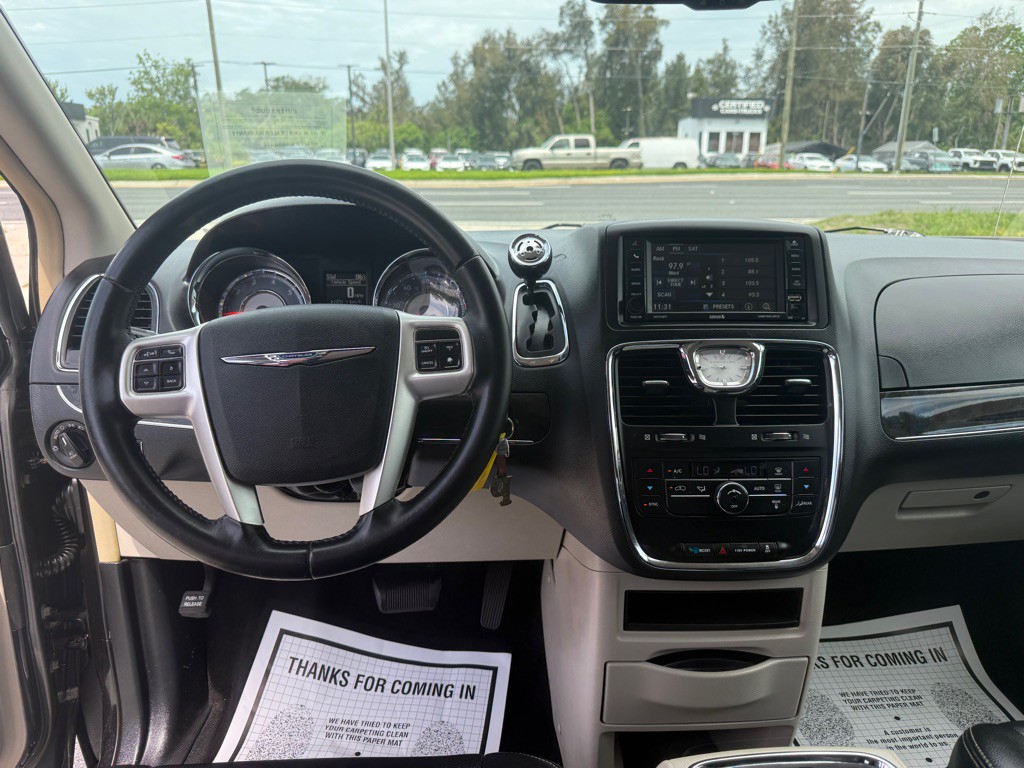 2016 Chrysler Town & Country Image 10