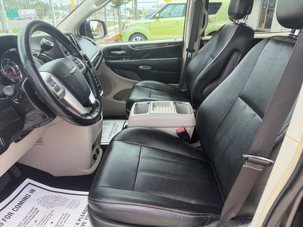 2016 Chrysler Town & Country Image 11