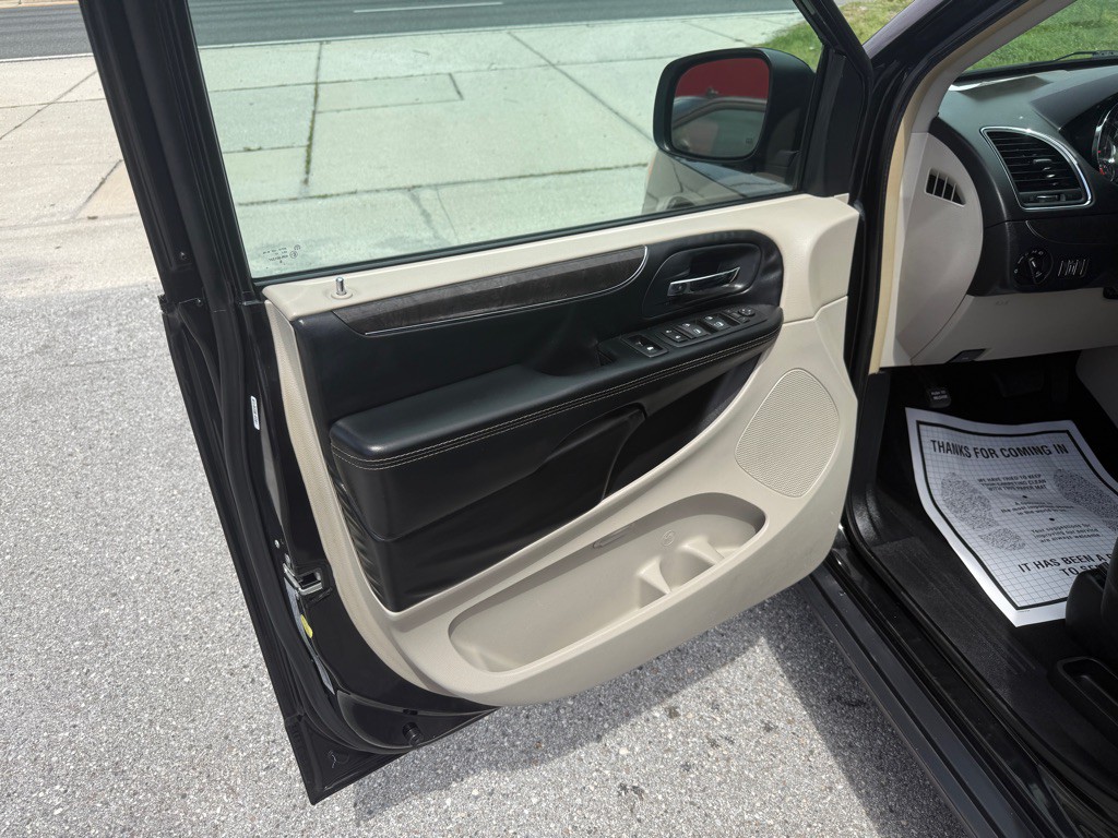 2016 Chrysler Town & Country Image 12