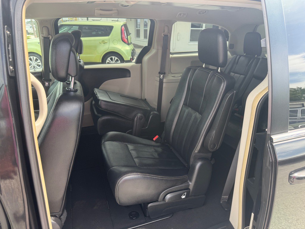 2016 Chrysler Town & Country Image 13