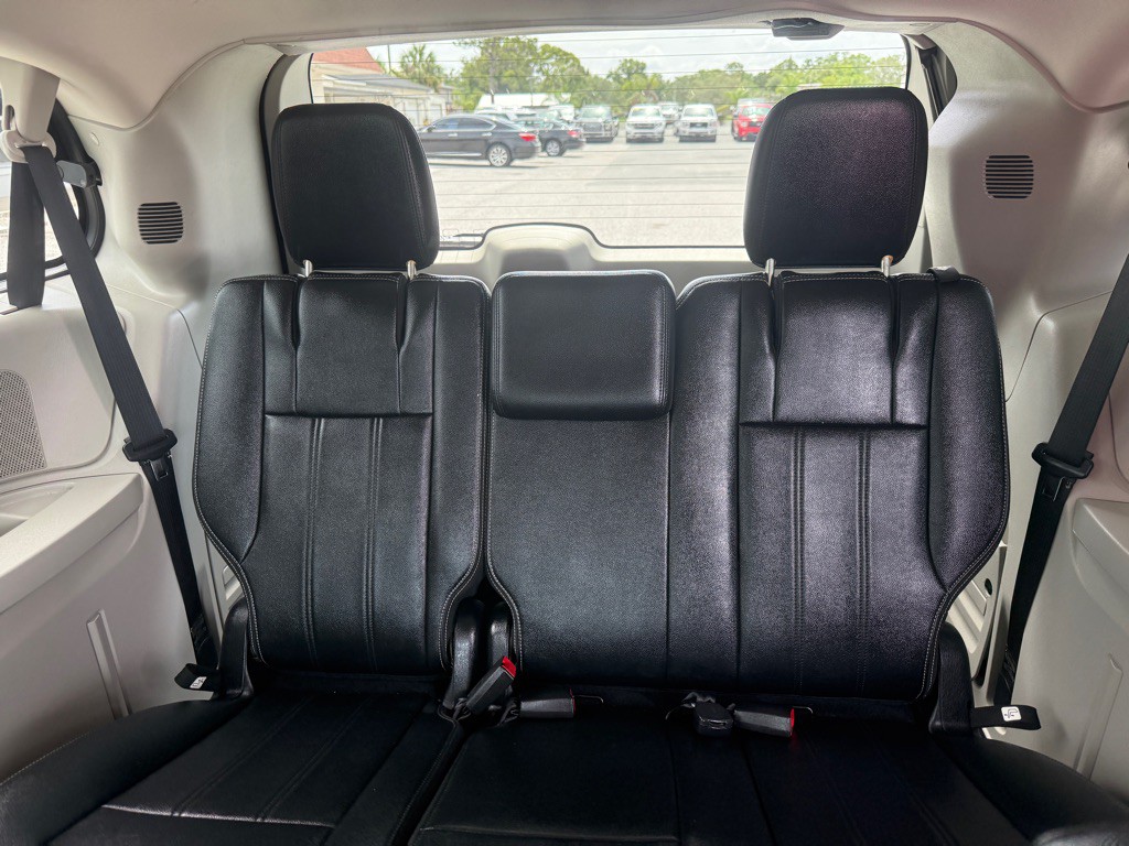 2016 Chrysler Town & Country Image 14