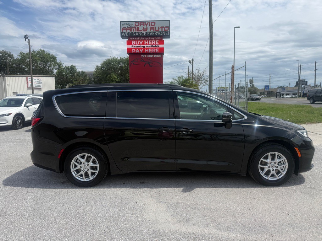 2022 Chrysler Pacifica Image 3