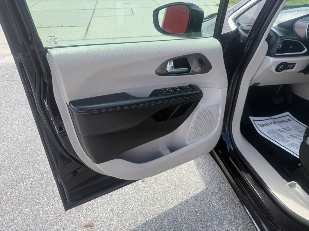 2022 Chrysler Pacifica Image 12