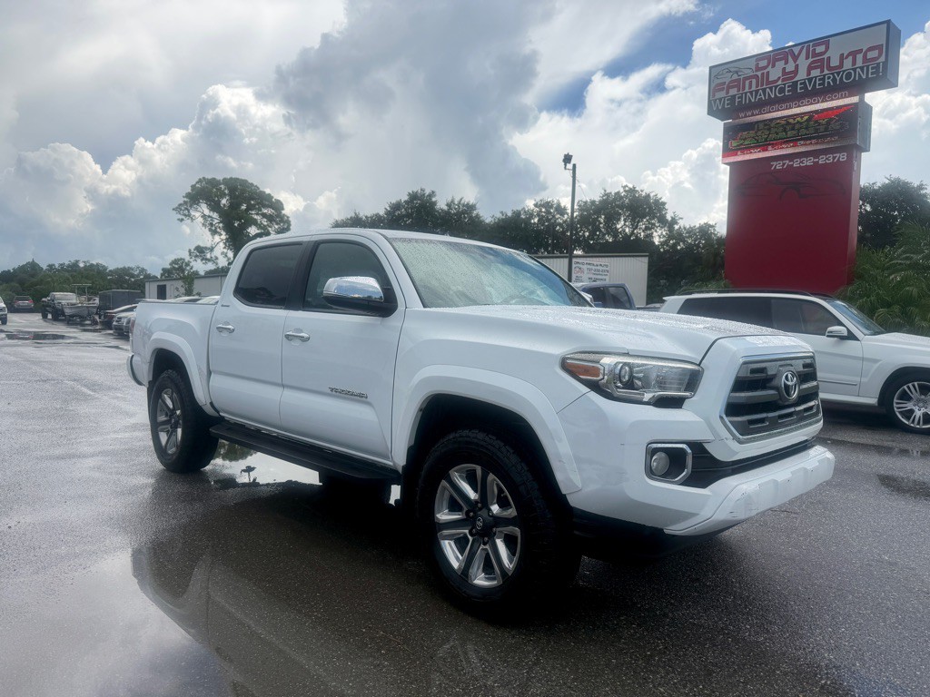 2017 Toyota Tacoma Image 1