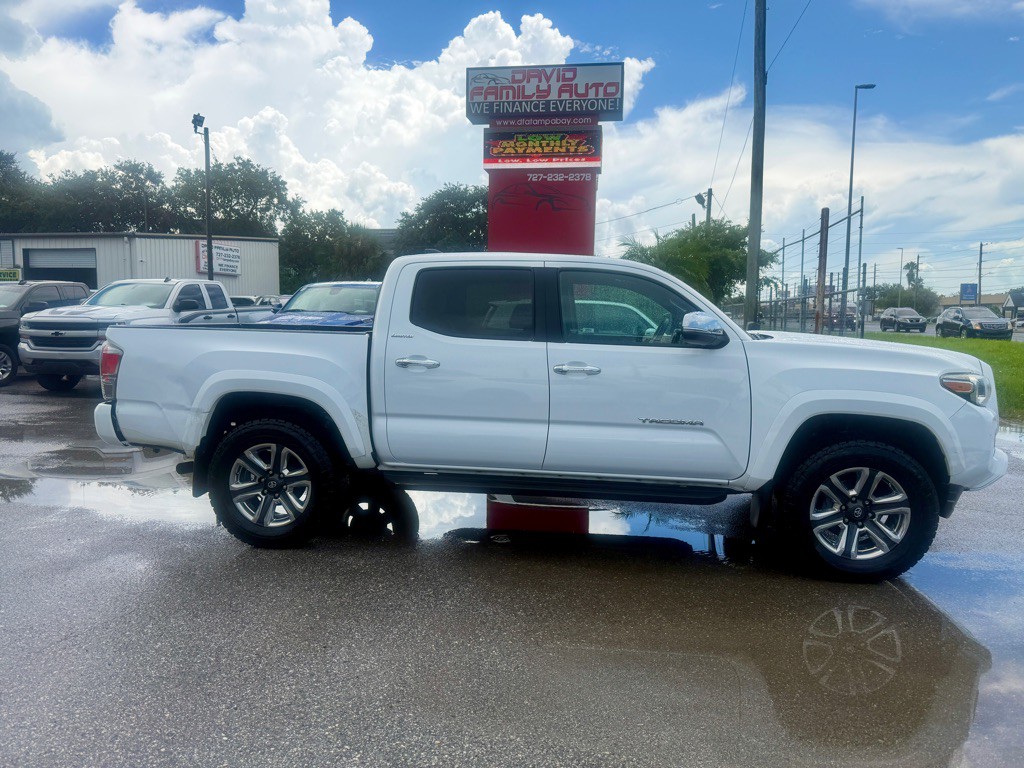 2017 Toyota Tacoma Image 2