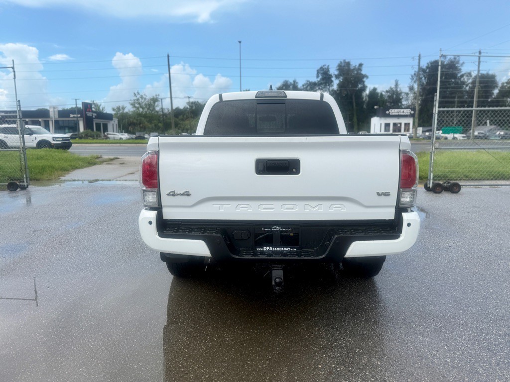 2017 Toyota Tacoma Image 4