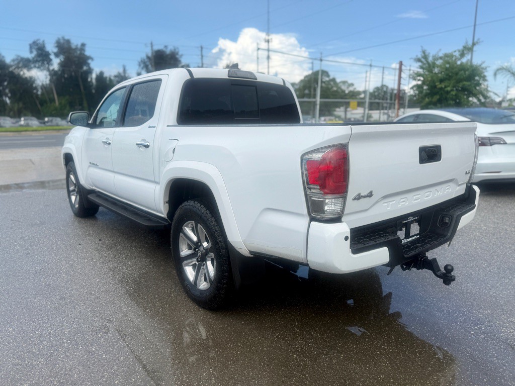 2017 Toyota Tacoma Image 5