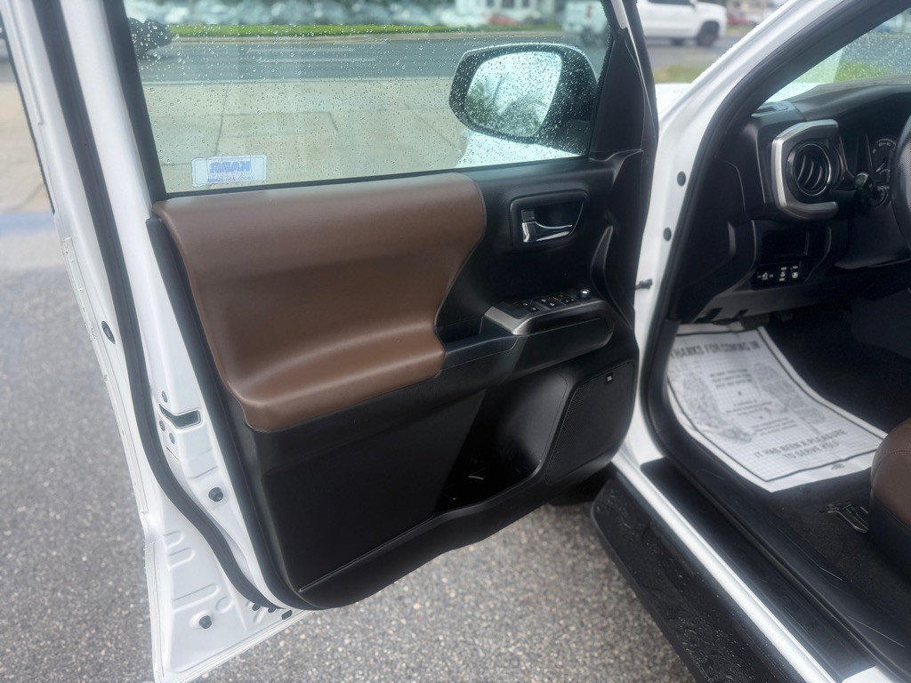 2017 Toyota Tacoma Image 11