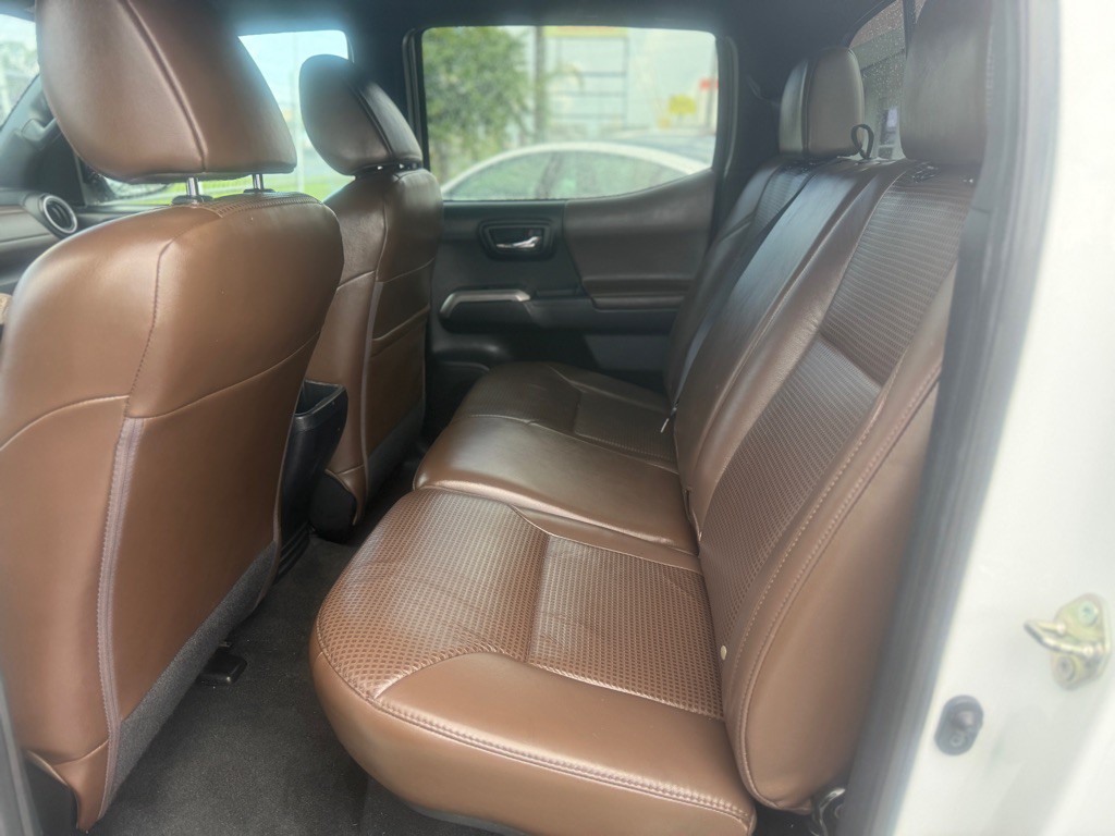 2017 Toyota Tacoma Image 12