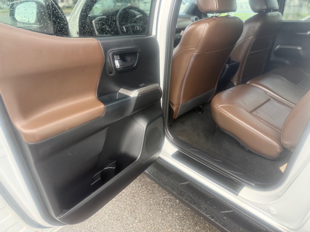 2017 Toyota Tacoma Image 13