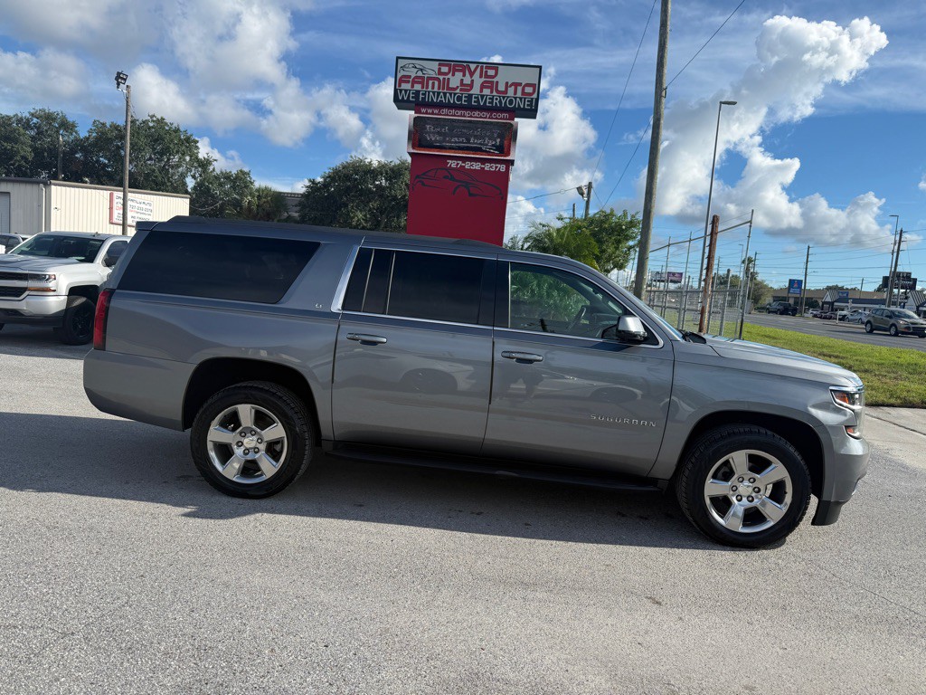 2019 Chevrolet Suburban Image 3