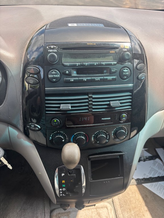 2004 Toyota Sienna Image 8
