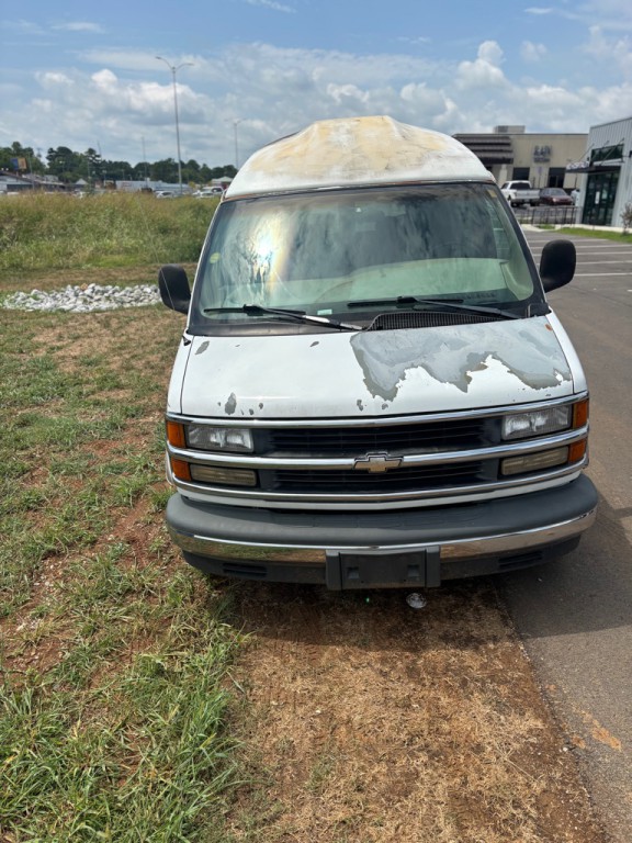 1999 Chevrolet Express Image 2