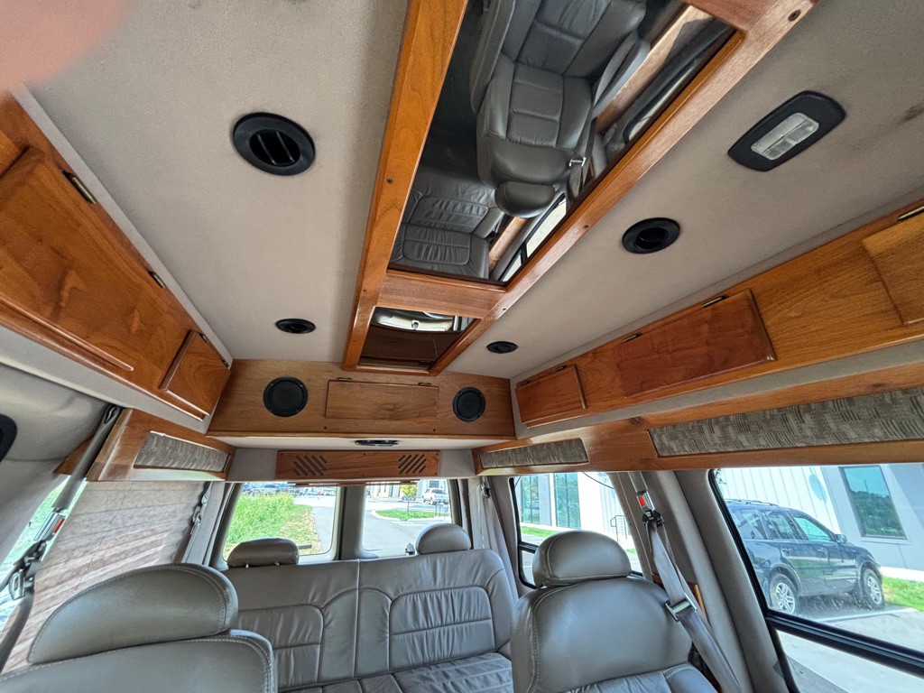 1999 Chevrolet Express Image 7