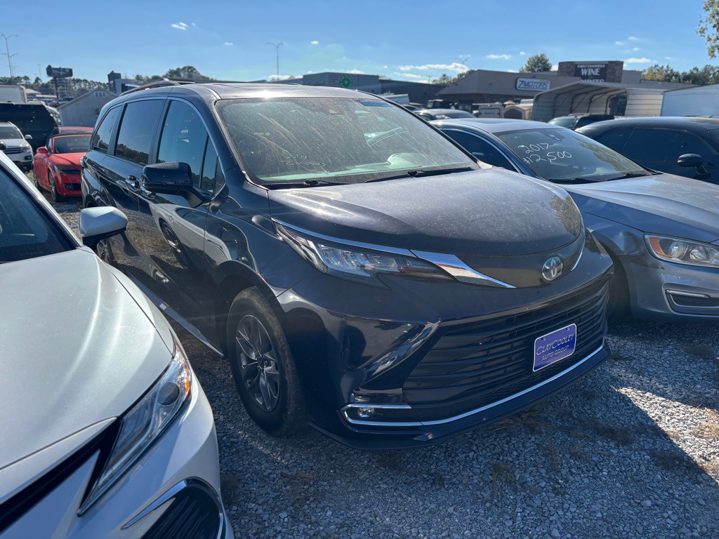 2023 Toyota Sienna Image 2