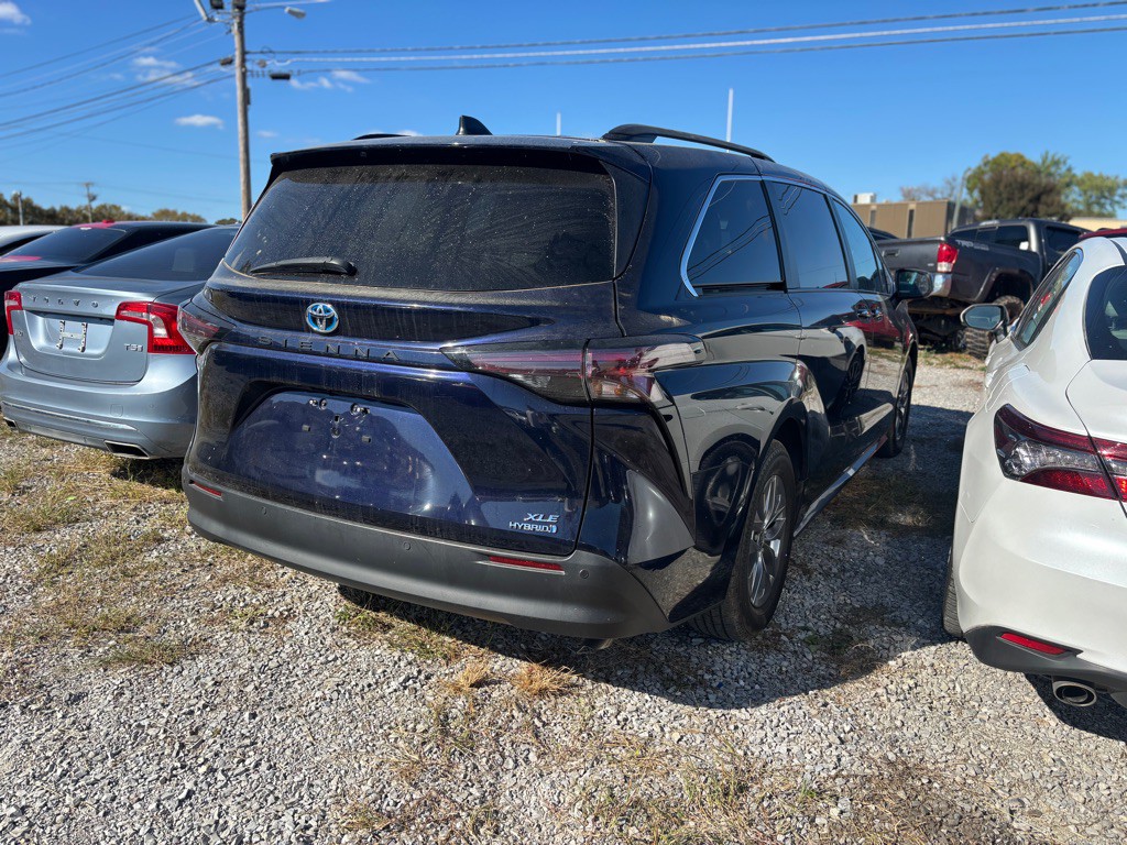 2023 Toyota Sienna Image 3