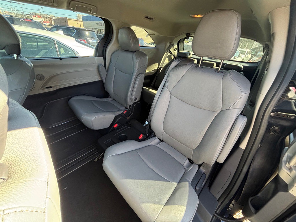 2023 Toyota Sienna Image 6