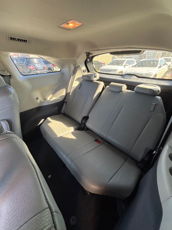 2023 Toyota Sienna Image 7
