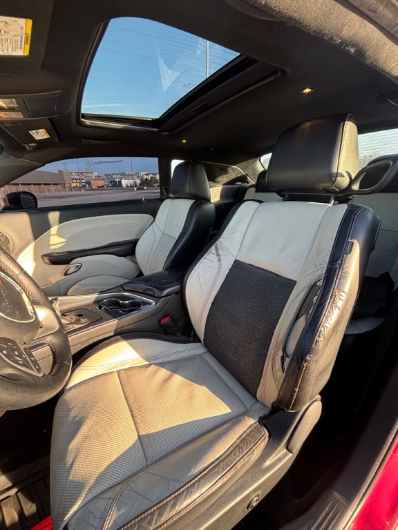 2015 Dodge Challenger Image 9