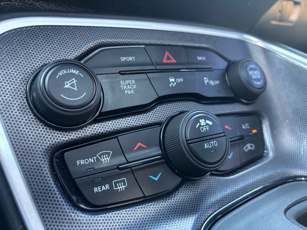 2015 Dodge Challenger Image 10