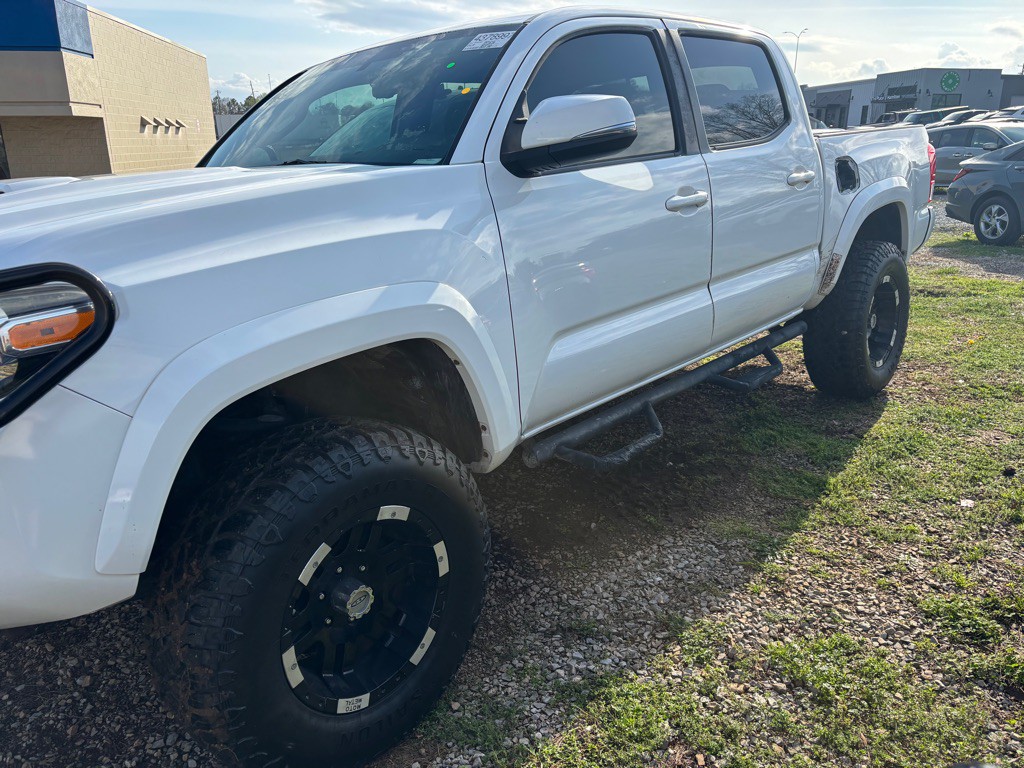 2017 Toyota Tacoma Image 2