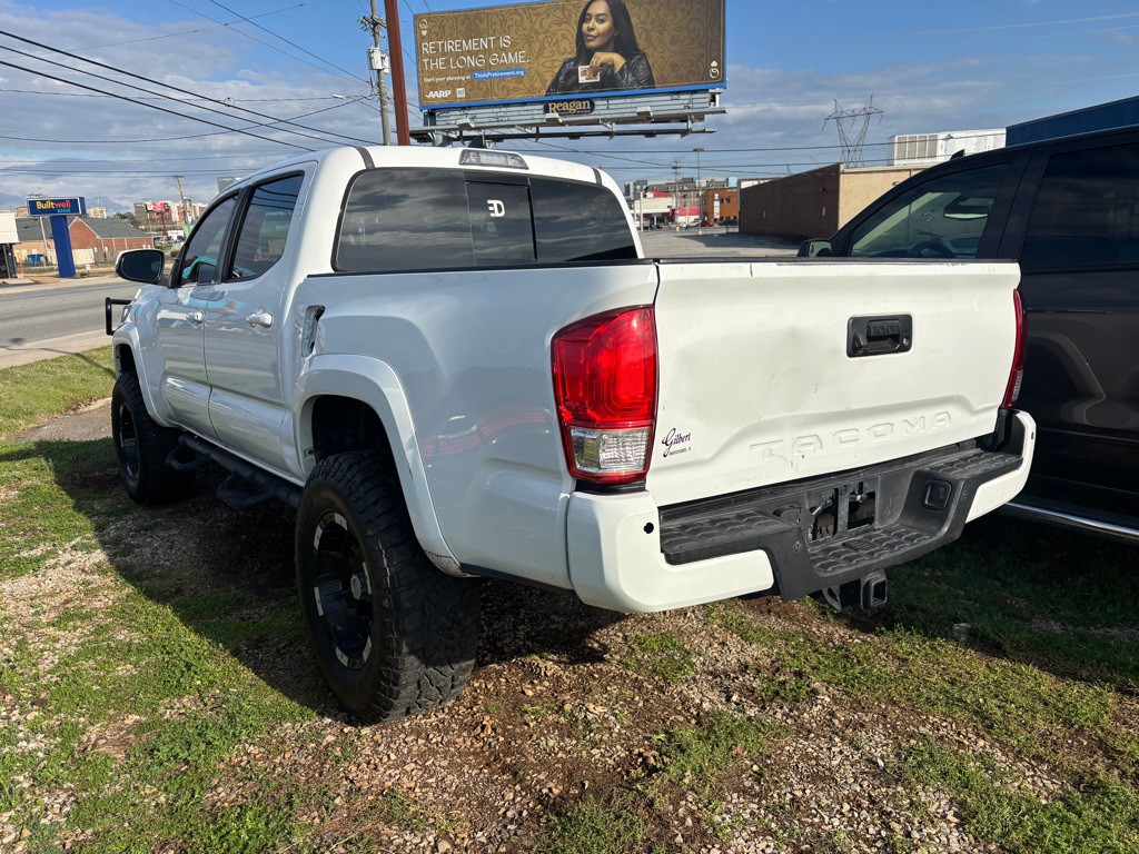 2017 Toyota Tacoma Image 3