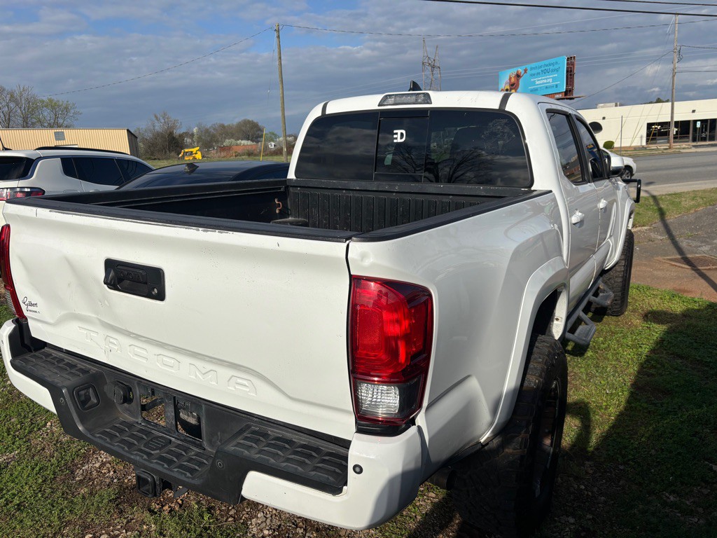 2017 Toyota Tacoma Image 4