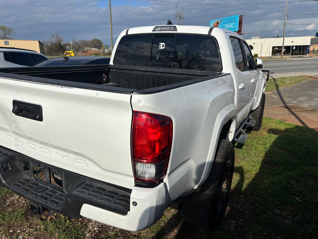 2017 Toyota Tacoma Image 5