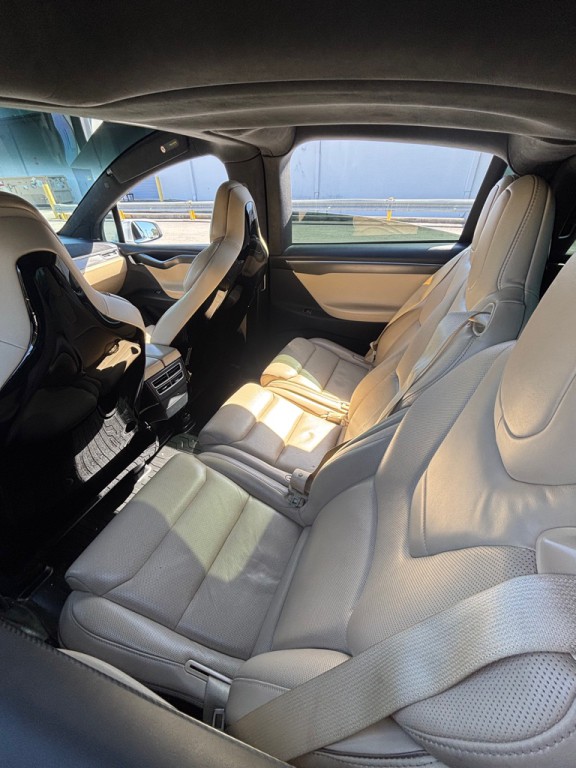 2016 Tesla Model X Image 10