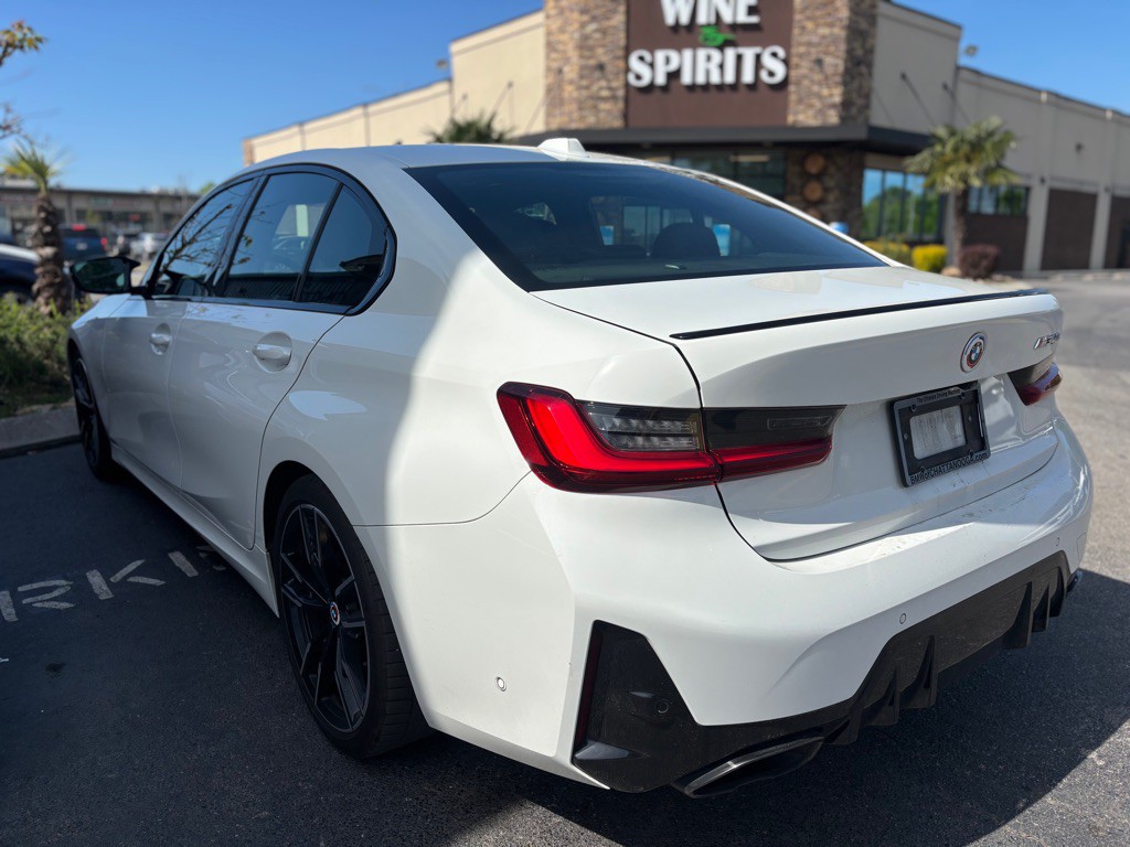 2023 BMW 3 Series Image 3